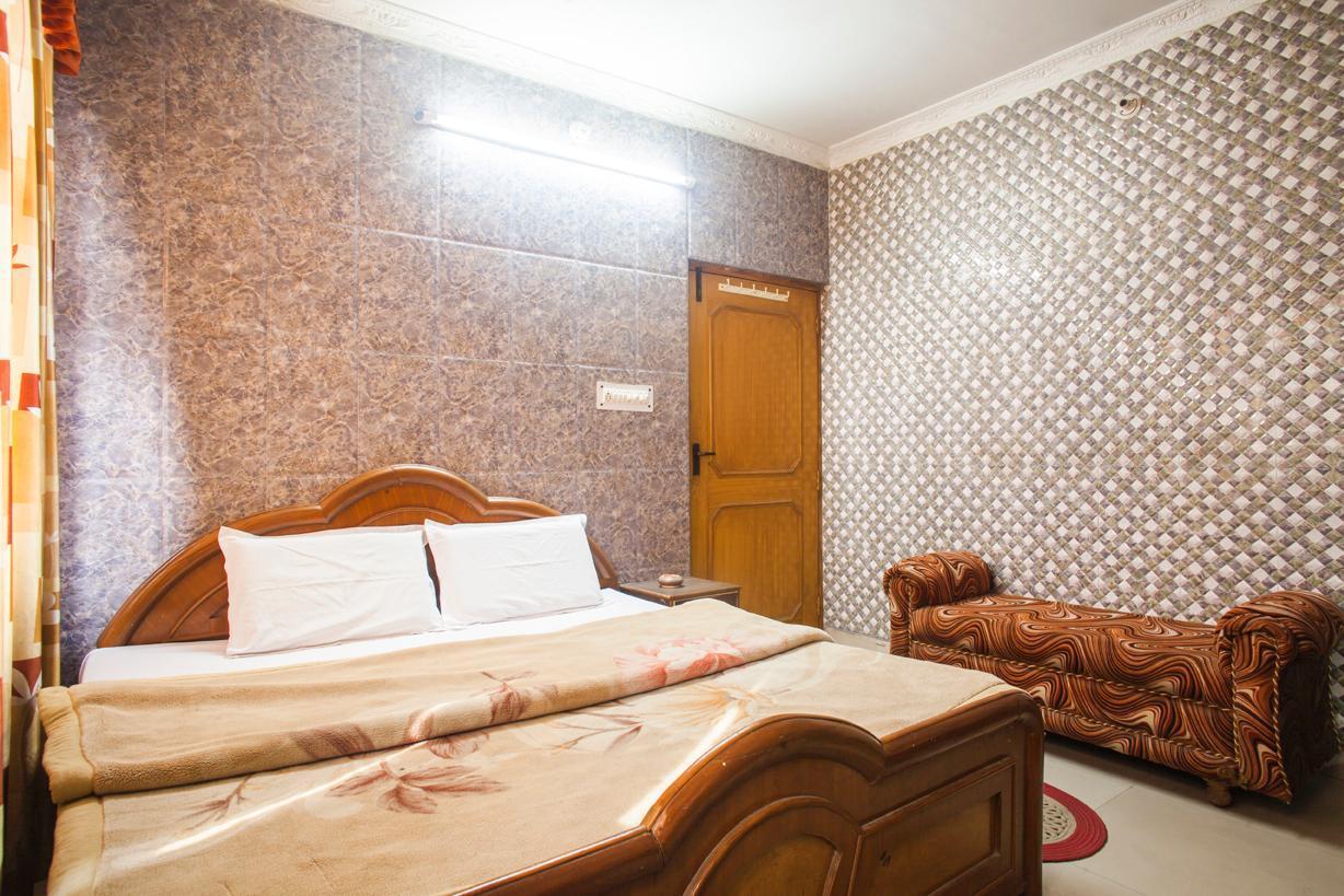 Hotel Grant Deluxe Meerut Esterno foto